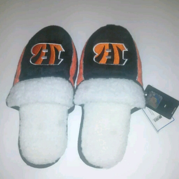 Forever Collectibles Cincinnati Bengals Slippers - Picture 3 of 4